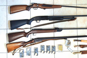 Τον έπιασαν με κυνηγετικά όπλα, μαχαίρια και φυσίγγια