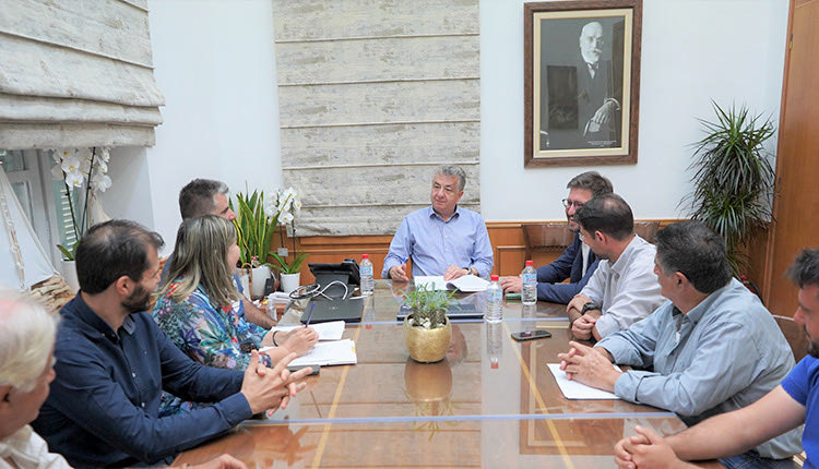 σύμβασηγια την κατασκευή του έργου «Ανακατασκευή οδού σύνδεσης Αχλάδας-Φόδελε με Ε.Ο.» υπέγραψε o Σταύρος Αρναουτάκης