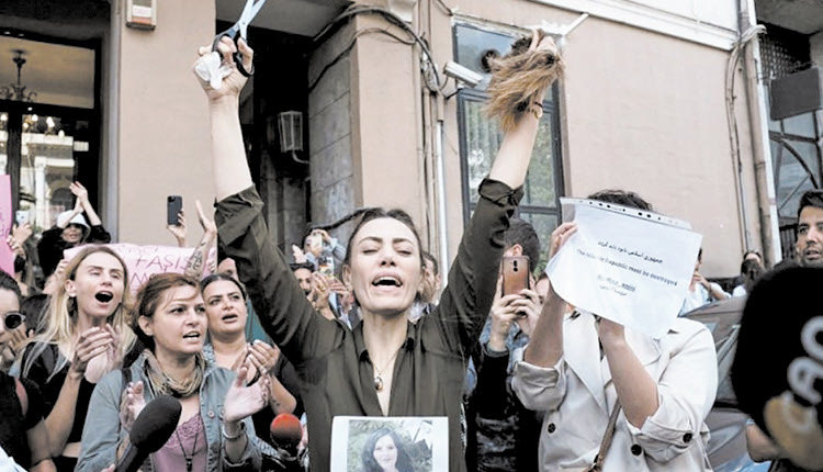 Με μακελειό απειλεί ο στρατός του Ιράν τους διαδηλωτές