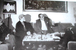 Πολιτικός εξόριστος ο Στρατής Βελουδάκης, καθήμενος αριστερά