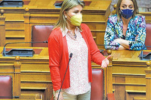 H υφυπουργός Παιδείας, κα. Ζέττα Μακρή στη Βουλή