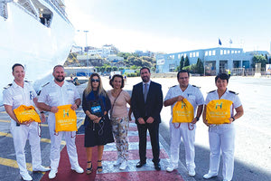 Ανταλλαγή εθιμοτυπικών δώρων με αφορμή την Παγκόσμια Ημέρα Τουρισμού με τον καπετάνιο Piccinin Andreas  του κρουαζιερόπλοιου Seven Seas Explorer.