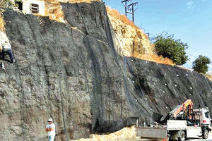 έργο αντιστήριξης του πρανούς στην οδό Αστρινάκη