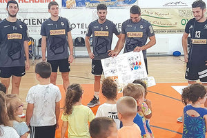 Μια ζωγραφιά έδωσαν τα παιδιά στους παίκτες του ΟΦΗ