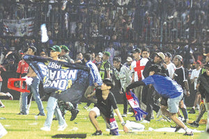 Η μεγαλύτερη αθλητική τραγωδία όλων των εποχών σημειώθηκε το Σάββατο στην Ινδονησία, καθώς μετά τη λήξη του ποδοσφαιρικού αγώνα ακολούθησαν ταραχές, με περισσότερους από 125 νεκρούς (ενώ αρχικά γινόταν λόγος για 175)!