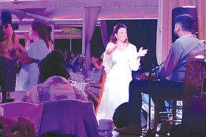 Η εξαιρετικά αγαπημένη και ταλαντούχα τραγουδίστρια Μαρία Φασουλάκη παντρεύτηκε προχθές το βράδυ τον εκλεκτό της καρδιά της, επίσης σπουδαίο καλλιτέχνη Παναγιώτη Τσιφτσή, στο εκκλησάκι των Αγίων Πάντων στην Αμμουδάρα.