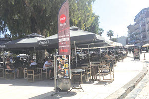 πλατεία Ελευθερίας με τις «καρέκλες» της μεσουράνησε για ένα μεγάλο διάστημα, ώσπου ξεκίνησε η παρακμή και στην πλατεία έμειναν για καφέ, τραβηγμένοι πια μπροστά στα καταστήματα, μόνο συνταξιούχοι και φανατικοί των πολιτικών συζητήσεων.