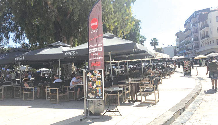 πλατεία Ελευθερίας με τις «καρέκλες» της μεσουράνησε για ένα μεγάλο διάστημα, ώσπου ξεκίνησε η παρακμή και στην πλατεία έμειναν για καφέ, τραβηγμένοι πια μπροστά στα καταστήματα, μόνο συνταξιούχοι και φανατικοί των πολιτικών συζητήσεων.