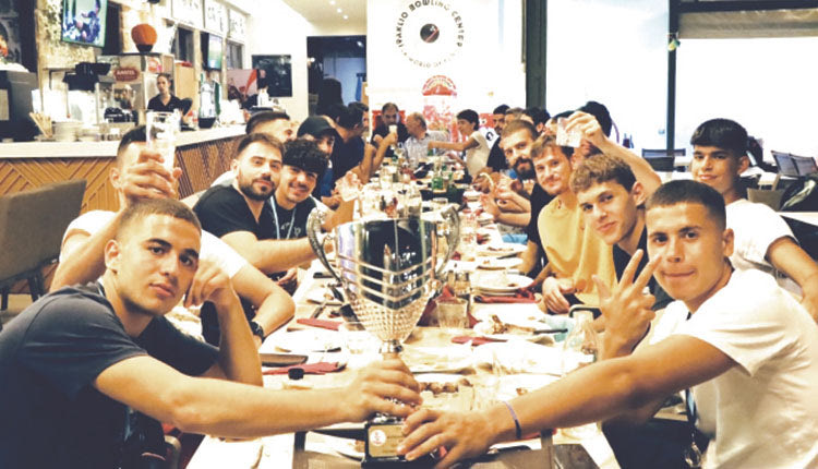 Μετά τις απονομές και τα πανηγύρια στο Ρέθυμνο για την κατάκτηση του Κυπέλλου ΕΚΑΣΚ, το «Ηράκλειο» ΟΑΑ επέστρεψε στη βάση του και δείπνησε στο Iraklio Bowling Center. Το τραπέζι ήταν μια πρωτοβουλία του παλιού προέδρου του Ομίλου και ένθερμου φιλάθλου της ομάδας, Παντελή Ρυακιωτάκη.