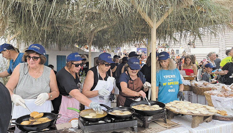 Νοικοκυρές της περιοχής πρόσφεραν κρητικές λιχουδιές