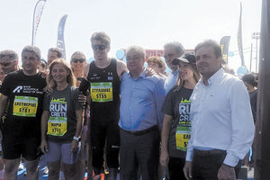 Οι κ.κ. Αυγενάκης, Αρναουτάκης, Συριγωνάκης, Πιτσούλης με την Πολύζου στην εκκίνηση του αγώνα