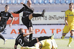 Διαμαντής και Λάρσον σε στιγμιότυπο από το ματς της Τρίπολης