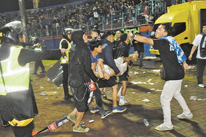 Από τις μεγαλύτερες ποδοσφαιρικές τραγωδίες στην Ινδονησία