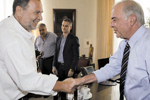 Από παλαιότερησυνάντηση Λαμπρινού - Κουράκη υπό τα βλέμματα Καραντινού και Αναστασάκη