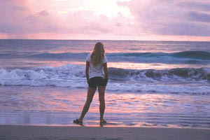 Την οδήγησαν σε απόμερη παραλία, τη βίασαν διαδοχικά, εκμεταλλευόμενοι τη μέθη της, την έκλεψαν και την εγκατέλειψαν μέσα στη νύχτα. Την τραυματική αυτή εμπειρία έζησε, όπως καταγγέλλει, μία 21χρονη από την Σουηδία που βρίσκεται στην Κρήτη για διακοπές. 