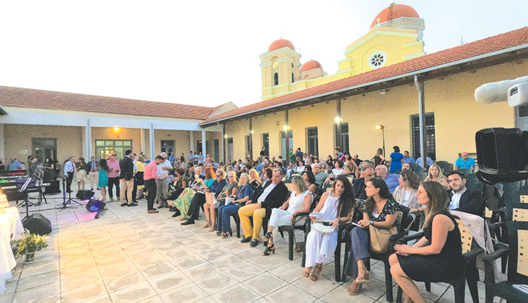 Η παρουσίαση του βιβλίου, που συγκέντρωσε πολύ κόσμο, έγινε στο προαύλιο του Λαογραφικού Μουσείου Νεάπολης