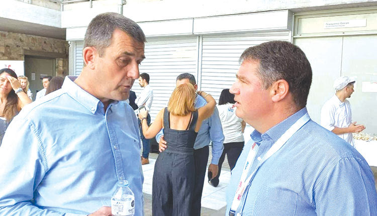 Ο CEO Steve Heapy με τον δήμαρχο Χερσονήσου