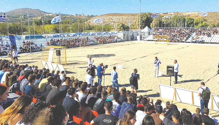 Ο κ. Αυγενάκης καλοσωρίζει τους μαθητές στην χθεσινή όμορφη εκδήλωση