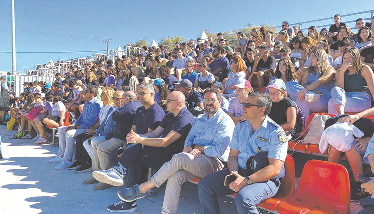 Αρκετοί επίσημοι και κόσμος παρακολοθούν τα αγωνίσματα της άμμου 