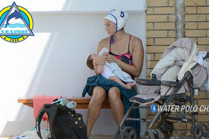 Η Μαρκέλλα Πλουμή στο κολυμβητήριο Χανίων ταΐζει το παιδάκι της