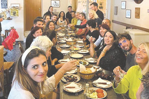 Ταξίδι ζωής στην Κρήτη: Το «τάμα» στην Κνωσό, η συντεκνιά και οι υπέροχοι άνθρωποι Συγκίνησε ο παπα - Μιχάλης τους Τούρκους μέσα στην εκκλησία