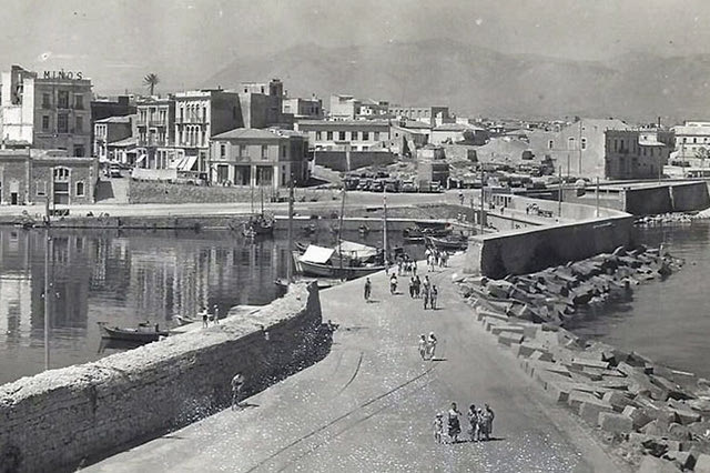 ΦΩΤΟΗΜΕΡΑΣ: Η συνοικία του λιμανιού του Ηρακλείου λίγο μετά τον πόλεμο