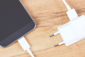 Το Ευρωπαϊκό Κοινοβούλιο έδωσε το τελικό «πράσινο φως» για την εισαγωγή στην ΕΕ ενός γενικού καθολικού φορτιστή για όλες τις μικρού και μεσαίου μεγέθους φορητές ηλεκτρονικές συσκευές