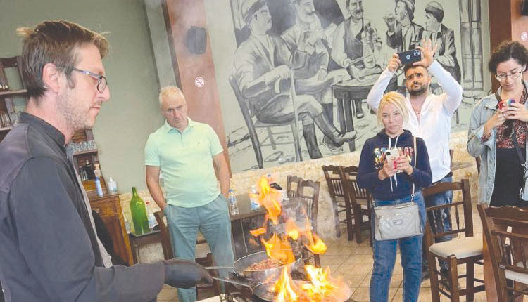 Απόλαυσαν παραδοσιακά πιάτα που ψήθηκαν μπροστά τους