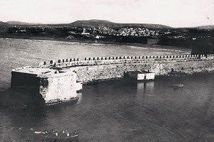 ΦΩΤΟΗΜΕΡΑΣ: Το Ηράκλειο και το λιμάνι του (ο μικρός Κούλες) το 1910. Στο βάθος διακρίνεται η περιοχή του Πόρου.