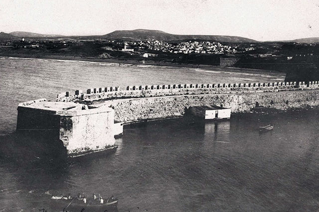 ΦΩΤΟΗΜΕΡΑΣ: Το Ηράκλειο και το λιμάνι του (ο μικρός Κούλες) το 1910. Στο βάθος διακρίνεται η περιοχή του Πόρου.