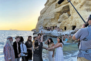 Σε πλήρη αναβρασμό μαθαίνω ότι βρίσκονται στα Μάταλα, αλλά και στην ευρύτερη περιοχή, αφού προετοιμάζονται για τα γυρίσματα της νέας σειράς που θα προβάλεται στην ΕΡΤ, με τίτλο «Η Παραλία».