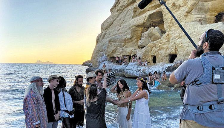 Σε πλήρη αναβρασμό μαθαίνω ότι βρίσκονται στα Μάταλα, αλλά και στην ευρύτερη περιοχή, αφού προετοιμάζονται για τα γυρίσματα της νέας σειράς που θα προβάλεται στην ΕΡΤ, με τίτλο «Η Παραλία».