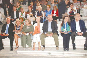 O Κώστας Καραμανλής μαζί με τη σύζυγό του, Νατάσα Παζαΐτη και ο Αντώνης Σαμαράς με τη σύζυγό του, Γεωργία Κρητικού, βρέθηκαν στο Ηρώδειο όπου παρακολούθησαν μια σπουδαία μουσική βραδιά.