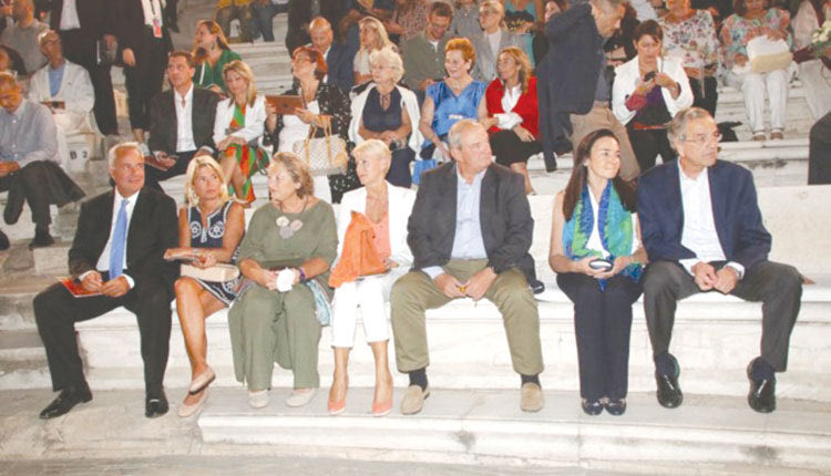 O Κώστας Καραμανλής μαζί με τη σύζυγό του, Νατάσα Παζαΐτη και ο Αντώνης Σαμαράς με τη σύζυγό του, Γεωργία Κρητικού, βρέθηκαν στο Ηρώδειο όπου παρακολούθησαν μια σπουδαία μουσική βραδιά.