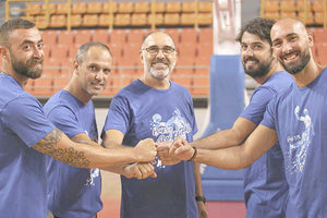 Βάζει τις βάσεις για να γίνει “μία ομάδα”