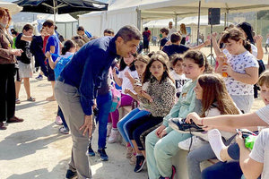 Ο κ. Αυγενάκης με μαθήτριες που επισκέφθηκαν τις εγκαταστάσεις στον Καρτερό