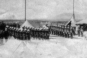 ΦΩΤΟΗΜΕΡΑΣ: 1897 στα τείχη Ηρακλείου. Αλλαγή φρουράς των αγγλικών στρατευμάτων.