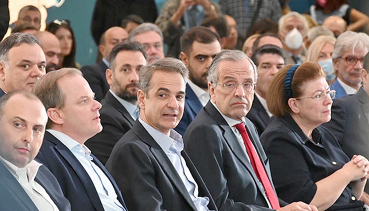 Σε διπλανές θέσεις κάθισαν ο πρωθυπουργός με τον πρώην πρόεδρο της κυβέρνησης Αντώνη Σαμαρά κατά τη διάρκεια της τελετής των εγκαινίων των νέων σταθμών του Μετρό στον Πειραιά.