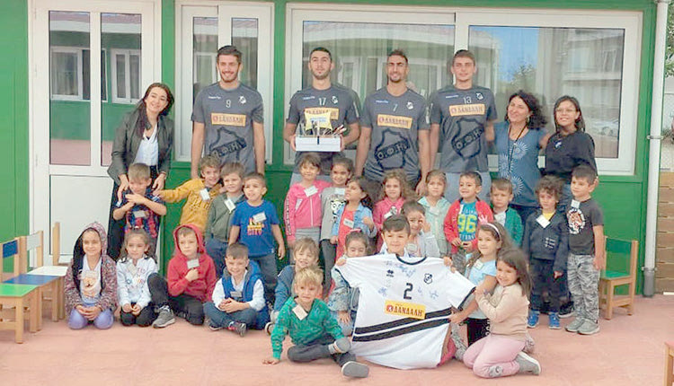 Από τη επίσκεψη των παικτών του ΟΦΗ στο 66ο Πειραματικό Νηπιαγωγείο