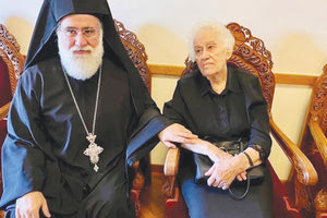 Ο νέος βοηθός Επίσκοπος με την αγαπημένη του μητέρα Αλεξάνδρα