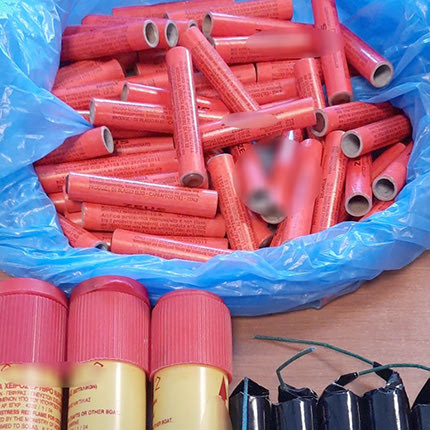 Και βεγγαλικά μεταξύ των κατασχεθέντων της χθεσινής επιχείρησης