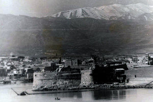 ΦΩΤΟΗΜΕΡΑΣ: Το Ηράκλειο το 1935 φωτογραφημένο από το λιμάνι. Στο βάθος ο χιονισμένος Ψηλορείτης