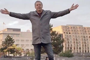 Σοκ και αποτροπιασμό προκαλούν οι εικόνες που δείχνουν τον  Χόλγκερ Βίντερσταϊν, βουλευτή του ακροδεξιού AfD -Εναλλακτικοί για τη Γερμανία - να βρίσκεται με τεντωμένα χέρια πάνω στις πλάκες του μνημείου του Ολοκαυτώματος που βρίσκεται στο Βερολίνο