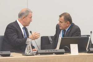 Με πρωτοβουλία της τουρκικής πλευράς έγινε χθες η συνάντηση Ακάρ-Παναγιωτόπουλου στο περιθώριο της συνόδου υπουργών Άμυνας του ΝΑΤΟ στις Βρυξέλλες.