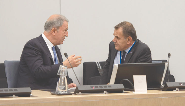 Με πρωτοβουλία της τουρκικής πλευράς έγινε χθες η συνάντηση Ακάρ-Παναγιωτόπουλου στο περιθώριο της συνόδου υπουργών Άμυνας του ΝΑΤΟ στις Βρυξέλλες.