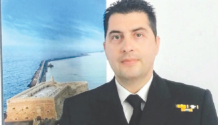 Στο βαθμό του πλοιάρχου προήχθη σύμφωνα και με Προεδρικό Διάταγμα που εκδόθηκε στις 5 Οκτωβρίου ο λιμενάρχης Ηρακλείου Ε. Δουβής.