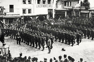 ΦΩΤΟΗΜΕΡΑΣ: 1898 στα Χανιά. Το αυστροουγγρικό σύνταγμα παρουσιάζει όπλα.