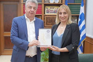 Η κ. Παπαδάκη βράβευσε τον κ. Αρναουτάκη