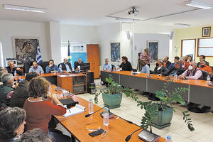 Πολλοί από τους παριστάμενους τόσο στην περιοδεία του κυβερνητικού κλιμακίου στις πληγείσες περιοχές όσο και στη σύσκεψη στο δημαρχείο Μαλεβιζίου, έμειναν με την αίσθηση ότι ακολουθείται το όχι και τόσο επιτυχημένο μοντέλο αποζημίωσης των σεισμόπληκτων του Αρκαλοχωρίου.