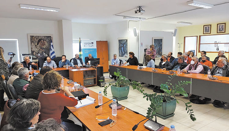 Πολλοί από τους παριστάμενους τόσο στην περιοδεία του κυβερνητικού κλιμακίου στις πληγείσες περιοχές όσο και στη σύσκεψη στο δημαρχείο Μαλεβιζίου, έμειναν με την αίσθηση ότι ακολουθείται το όχι και τόσο επιτυχημένο μοντέλο αποζημίωσης των σεισμόπληκτων του Αρκαλοχωρίου.